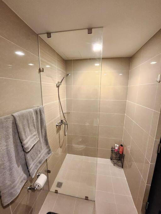Cosy Executive 1 Bedroom Uptown Parksuites Ultra Fast Internet Manila Bagian luar foto