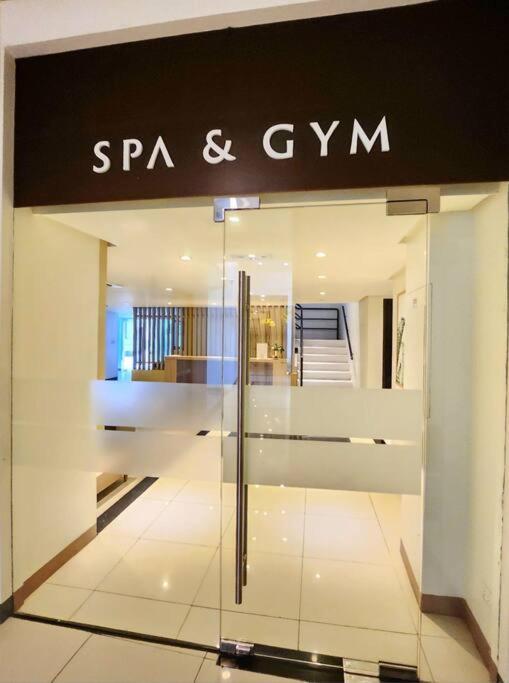 Cosy Executive 1 Bedroom Uptown Parksuites Ultra Fast Internet Manila Bagian luar foto