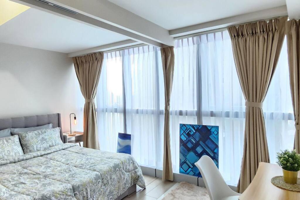 Cosy Executive 1 Bedroom Uptown Parksuites Ultra Fast Internet Manila Bagian luar foto
